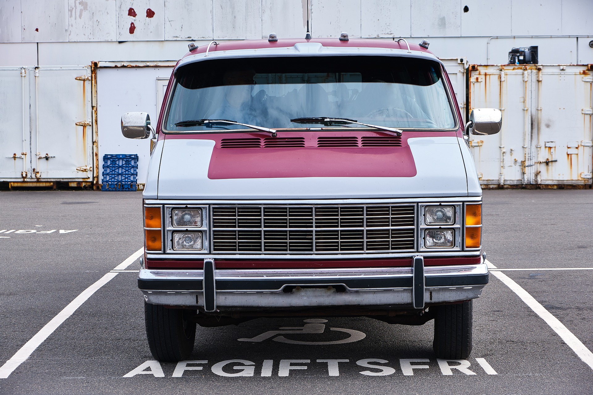 Binnenkijken in een oldskool Dodge Ram Van uit The States