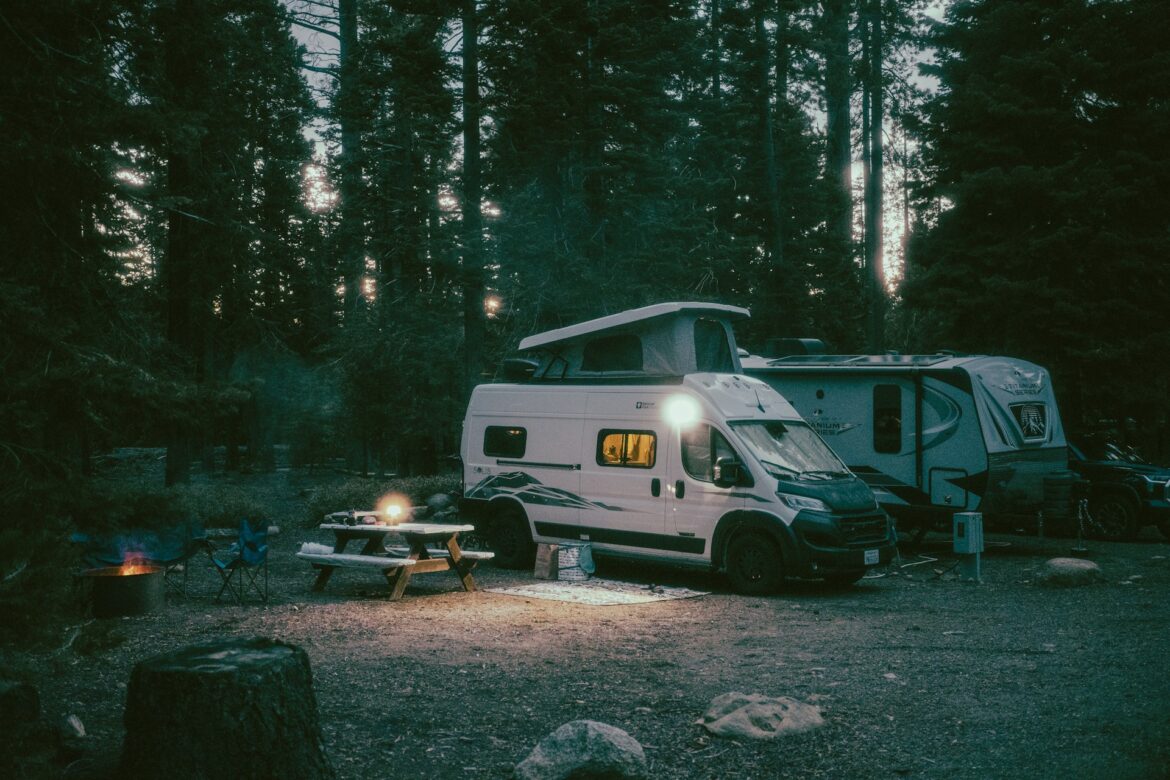 Regen op de camping: zo maak je er in de camper toch een fijne dag van